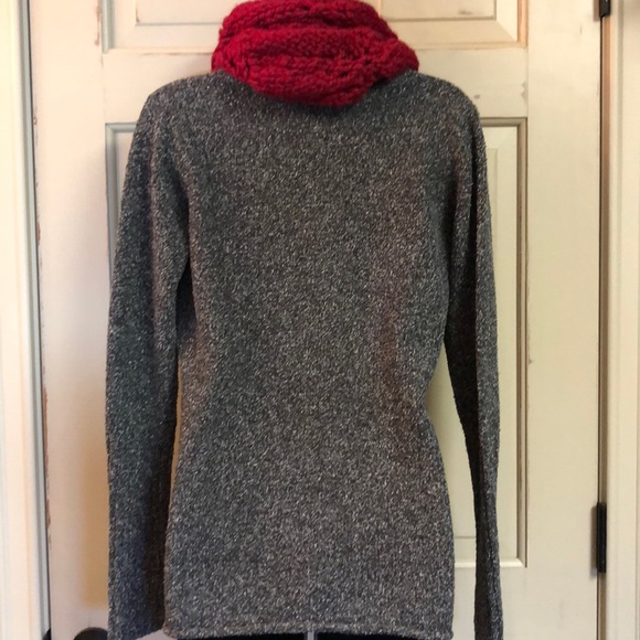 SOLD Columbia Sweater in Heathered Charcoal Gray - Picture 4 of 9